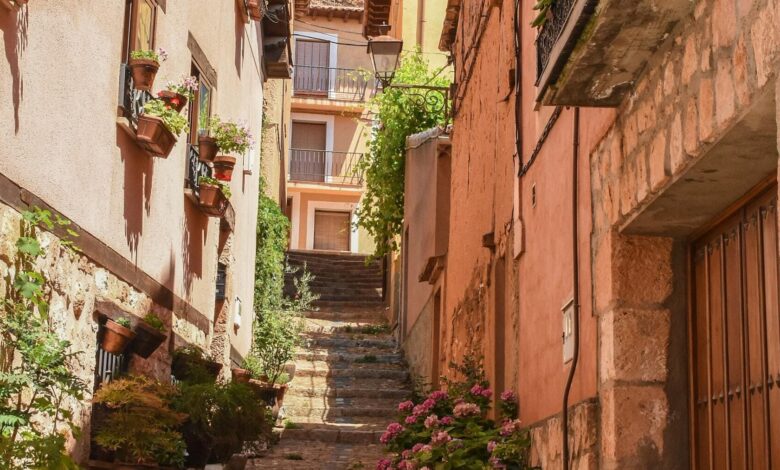 El pueblo con las casas rojas que te dejará con la boca abierta está a