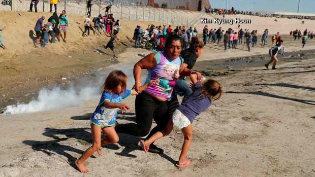 Foto viral: madre migrante huye con sus hijas de los gases lacrimógenos