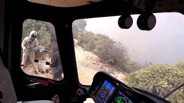 Dramático rescate de personas y perros en helicóptero