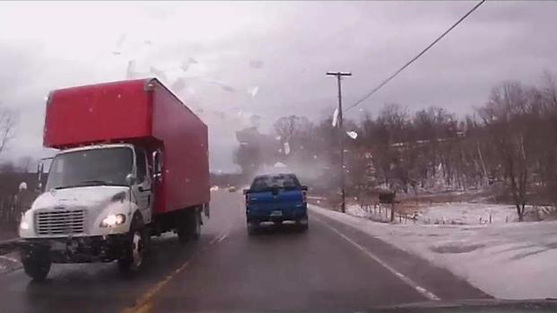 Captan en video cuando hielo destroza parabrisas de auto