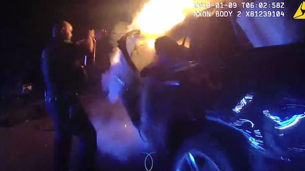 En video:  Lo rescatan de auto en llamas tras choque en contravía