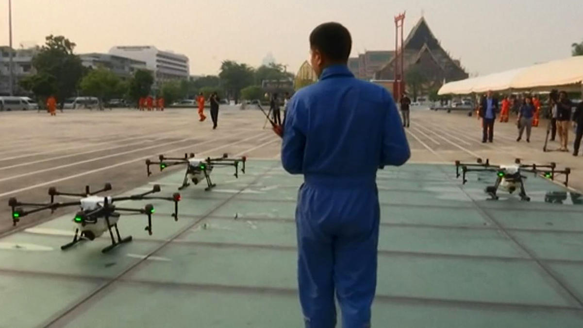 Usan drones y lluvia artificial para combatir nube tóxica