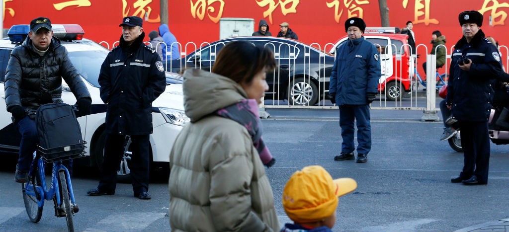 A martillazos, sujeto hiere a 20 niños en una escuela china