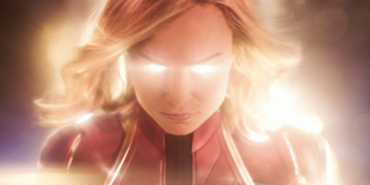 Brie Larson reacciona ante el anuncio de la maravilla capitana Marvel en Times Square