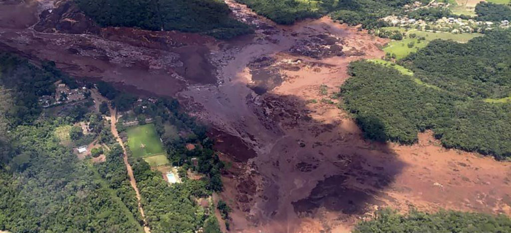 Colapsa dique en Brasil y un mar de lodo arrasa casas; 200 desaparecidos (Videos)