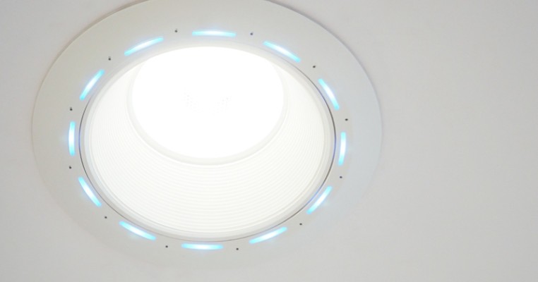 Coloque a Alexa y un altavoz JBL en su techo con este inteligente downlight LED