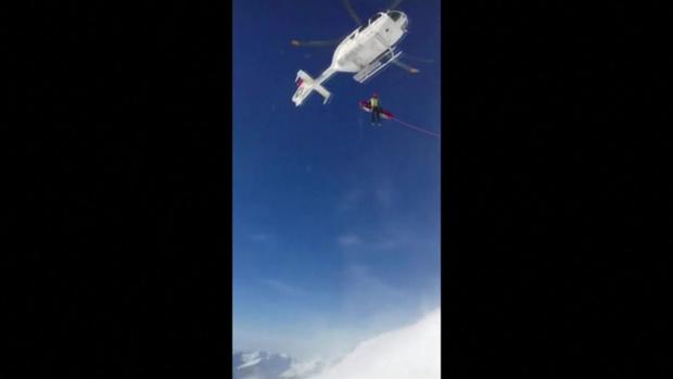 [TLMD - LV] Captado en video rescate de niño tras avalancha