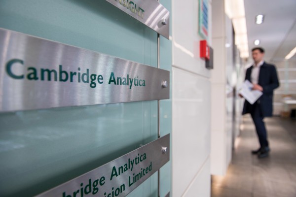 El padre de Cambridge Analytica se declara culpable de violar la ley de datos del Reino Unido