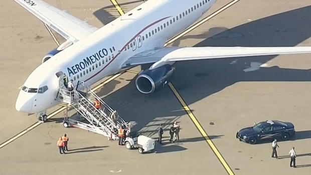 Pasajeros arrestados tras desvío de avion Aeroméxico