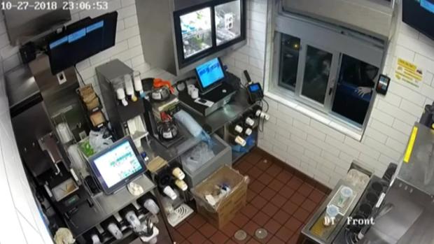 Salvaje ataque a empleada de McDonald’s por kétchup