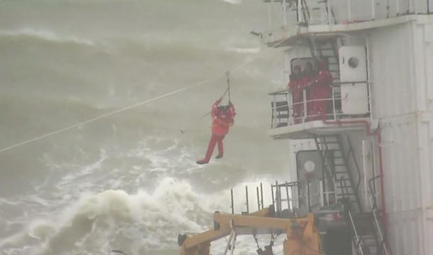 Impresionante rescate de barco encallado