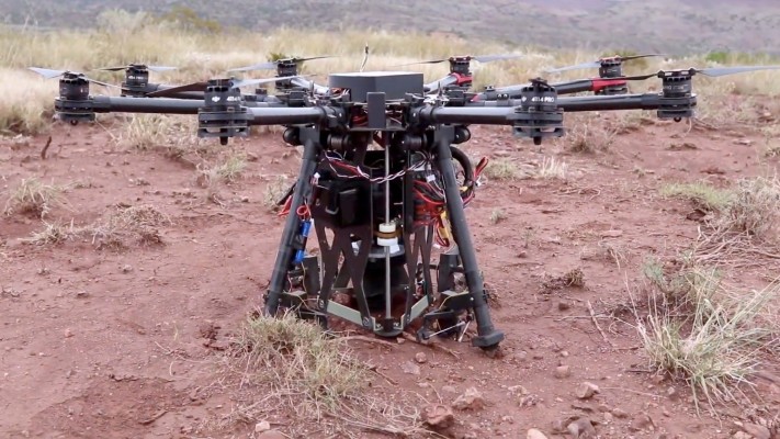Este drone de excavación de agujeros se lanza en paracaídas para hacer el trabajo.