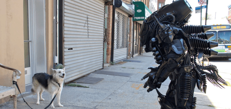 Este hombre de Brooklyn hace masivos trajes robóticos de basura.