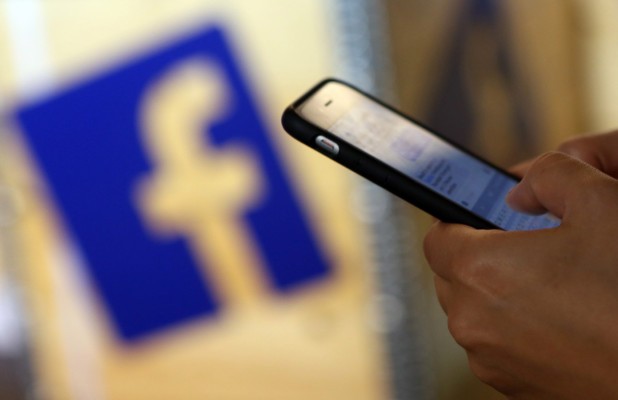 Facebook defiende el acceso de terceros a los mensajes de los usuarios.