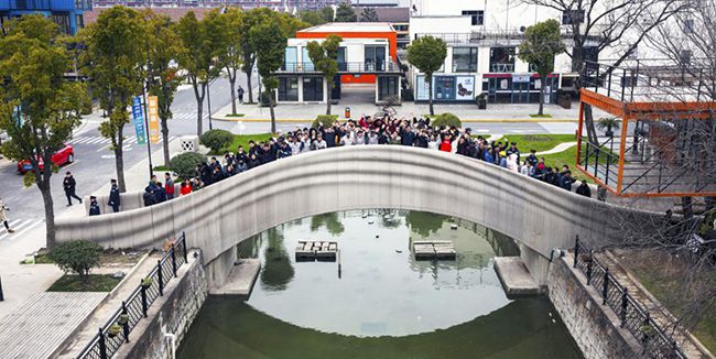 Hecho de bloques de concreto gigantes, el puente con impresión 3D más largo del mundo se construyó en 18 días