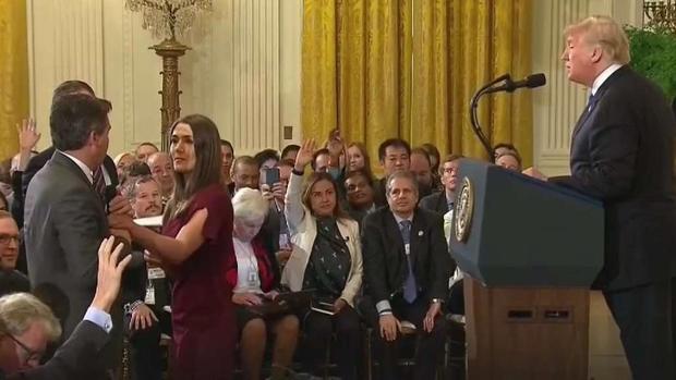 En video: el momento por el cual Casa Blanca revocó credencial de periodista