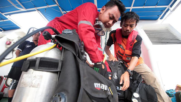 Indonesia: encuentra caja negra de avión que cayó al mar