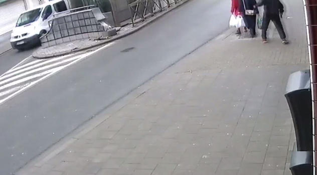 Brutal ataque a mujer con velo en una calle