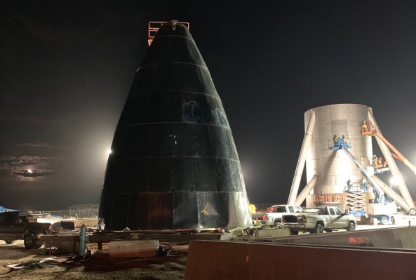 La nave espacial de SpaceX se vuelve brillante en ciencia ficción con piel de acero inoxidable