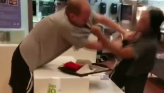 [Video copia TLMD] Cliente y empleada de McDonald's se pelean