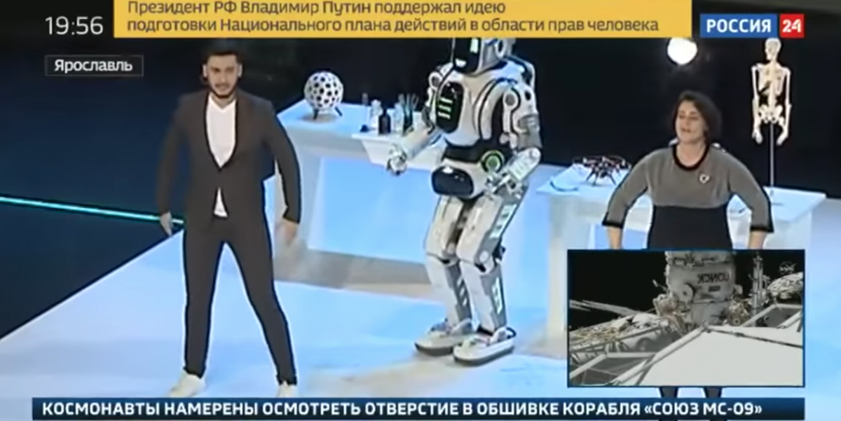 Robot que baila en un evento ruso resulta ser un hombre con un disfraz