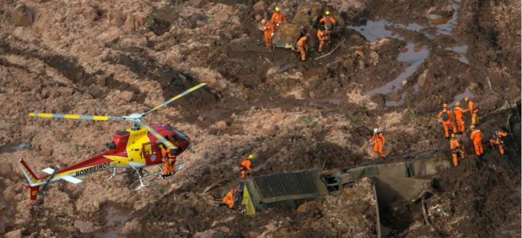 Saldo de 9 personas muertas y 300 desaparecidas tras colapso de represa en Brasil