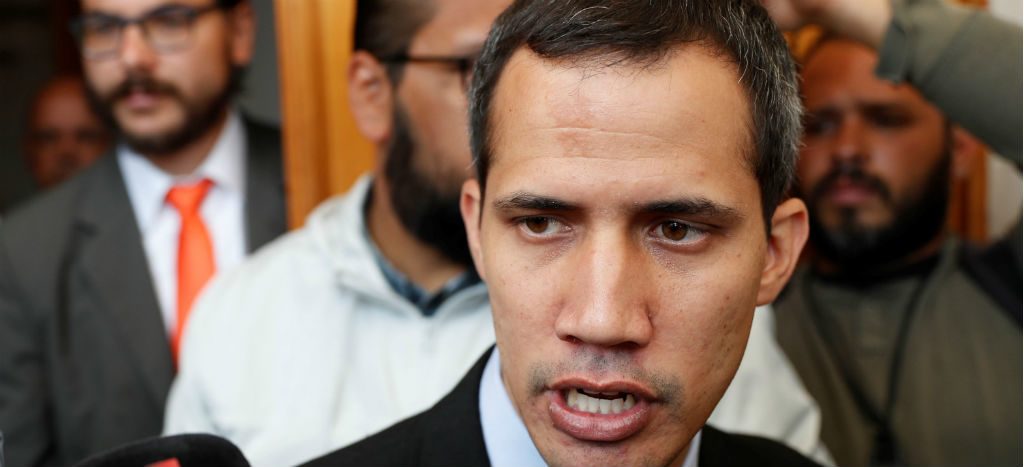 Tribunal prohíbe a Guaidó salir de Venezuela y congela sus cuentas (Video)