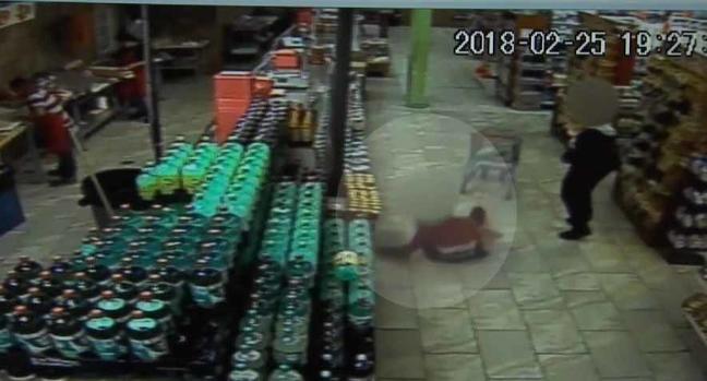 [TLMD - Chicago] Mujeres fingen caída para robar supermercado en Archer