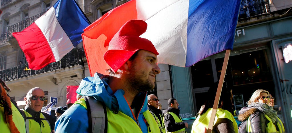 ‘Chalecos amarillos’ presionan a Macron y piden a franceses retirar dinero de cuentas bancarias