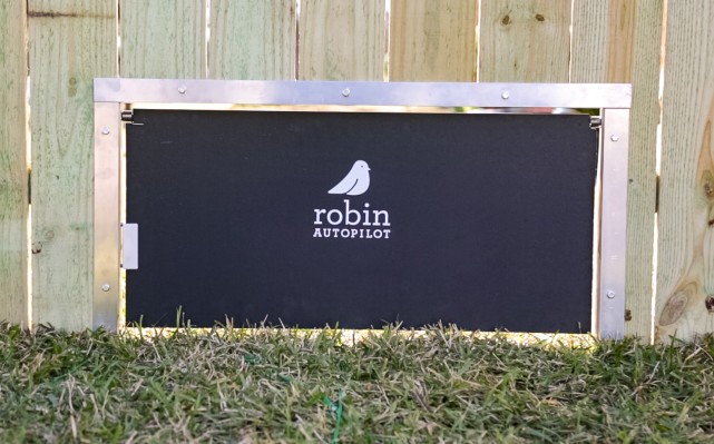 Los cortacéspedes robóticos de Robin ahora tienen una puerta para perros patentada solo para ellos.