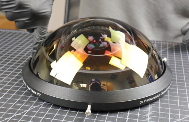 Este lente 'hyperfisheye' personalizado puede verse detrás de sí mismo
