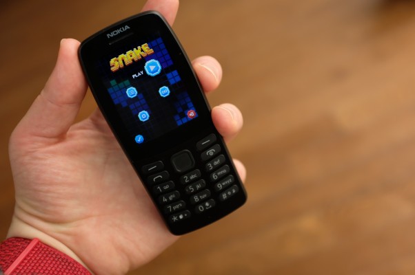 HMD mantiene vivos los teléfonos con funciones y Snake con el Nokia 210