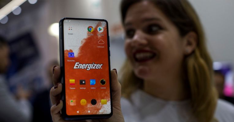 El P18K Pop de Energizer es básicamente una batería gigante con un teléfono inteligente incorporado