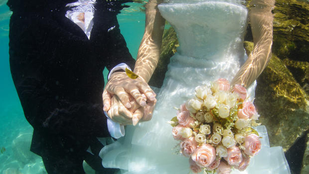 Insólito y en video: parejas se casan bajo el agua