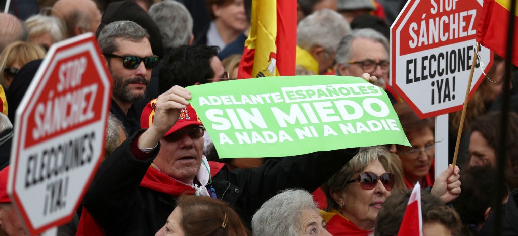 Miles de españoles protestan en Madrid contra el gobierno de Pedro Sánchez