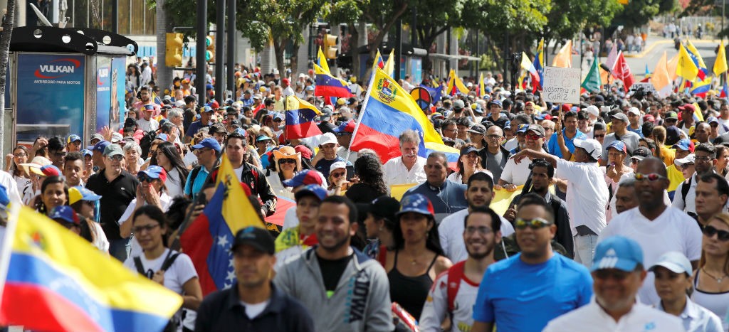 Oposición venezolana exige entrada de ayuda humanitaria; Maduro llama a rechazar “pretensiones imperiales”
