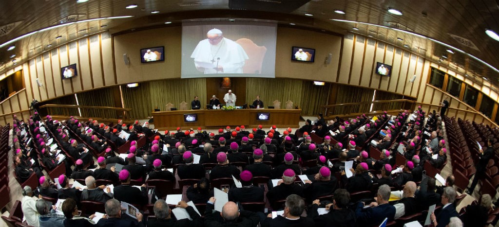 Papa pide a obispos “medidas concretas” contra abusos sexuales a menores (Video)