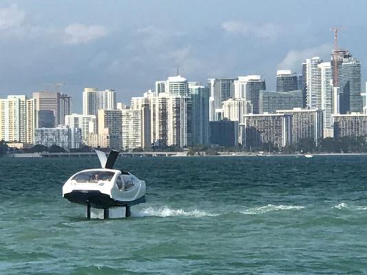 SeaBubbles muestra su barco 'eléctrico' volador en Miami