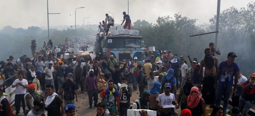 Venezuela: Incendian ayuda humanitaria en frontera colombiana; por Brasil sí pasó