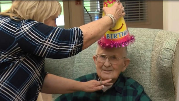 [TLMD - NATL] Tierno y bromista: abuelito celebra su cumpleaños número 100