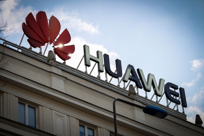 El logotipo de Huawei se ve en el centro de Varsovia, Polonia.