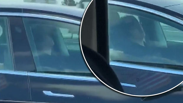 [TLMD - NATL] Viral: captan a presunto conductor dormido frente al volante de un Tesla