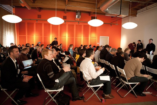 Para financiar las principales startups de Y Combinator, los VC los recogen antes del Demo Day