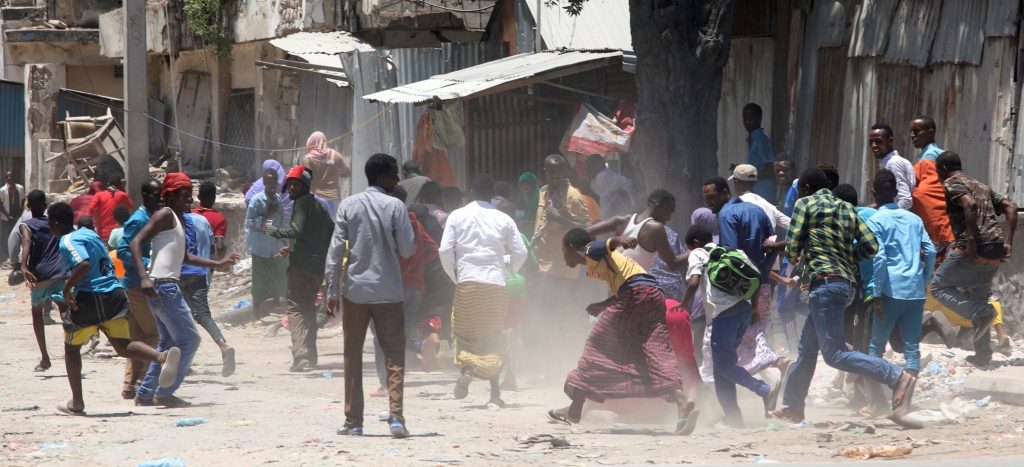 Cinco muertos tras doble explosión de coches bomba en el ministerio de Mogadiscio