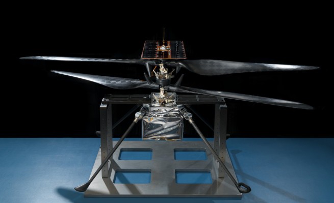 El helicóptero de Marte con destino al Planeta Rojo sale al aire por primera vez.