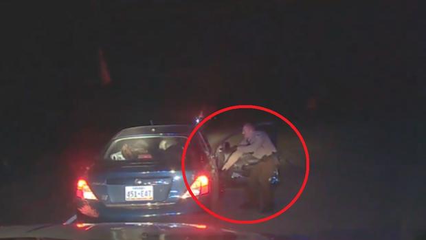 [TLMD - LV] Hombre rompe vidrio de patrulla con cabeza estando arrestado