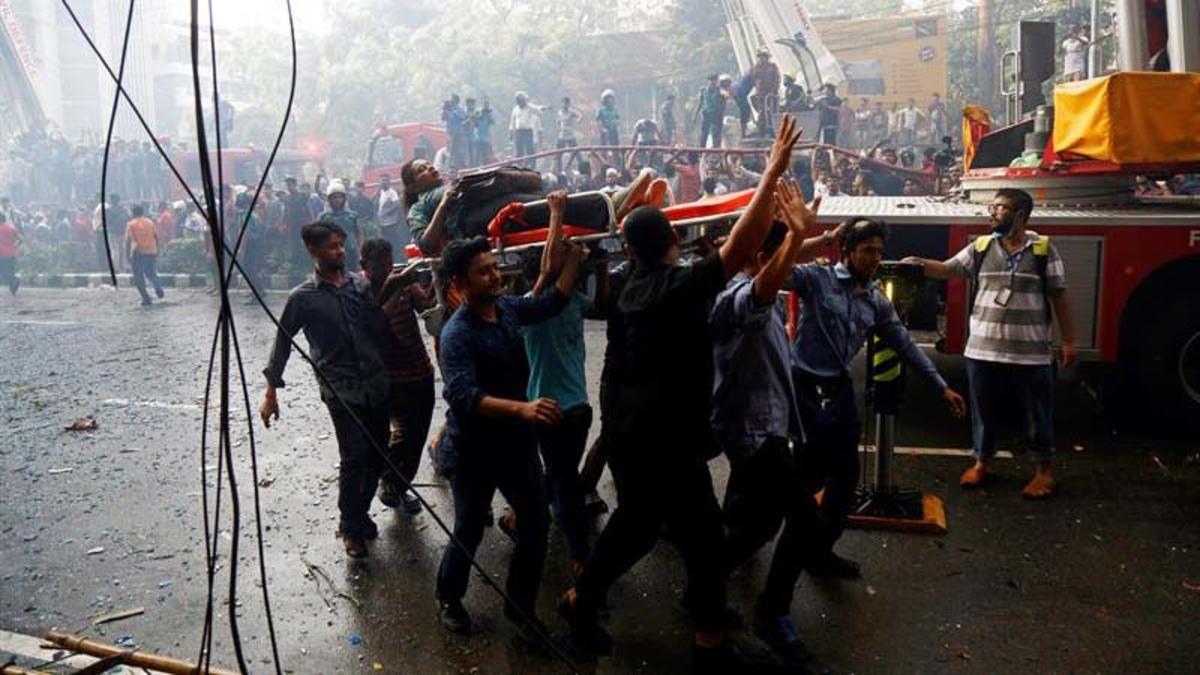 25 Muertos tras incendio de rascacielos en Bangladesh