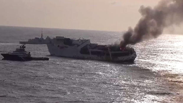 En video: inmenso barco italiano se hunde tras explosión