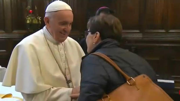 [TLMD - LV] Viral: el papa Francisco evita que le besen el anillo