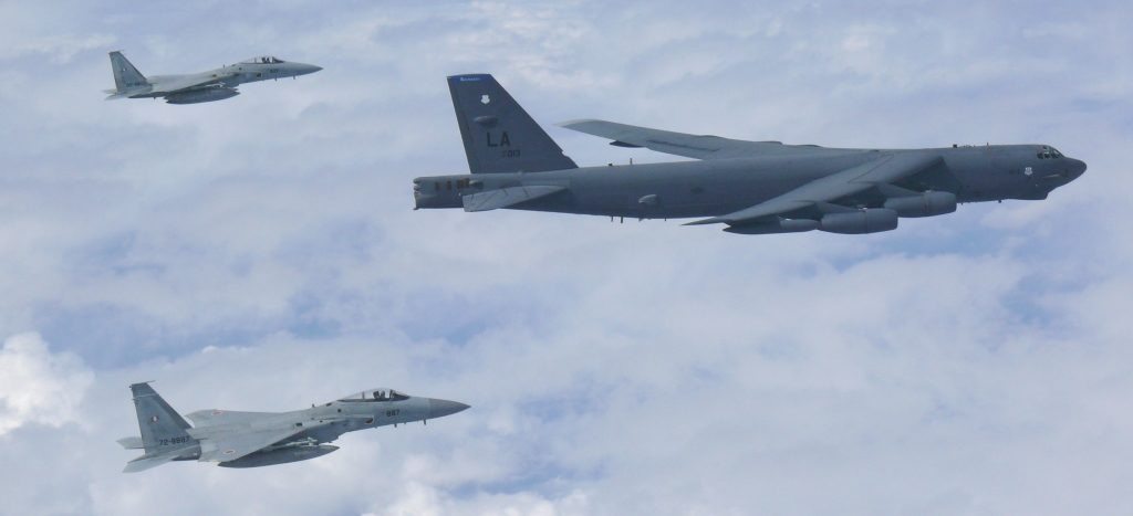 Cazas Su-27 rusos impiden a B-52H estadounidense acercarse a la frontera; “interacción rutinaria”: EU (Video)